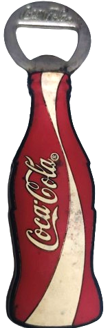 COCA COLA ŞİŞE FORMUNDA KIRMIZI BEYAZ METAL ÜZERİ KAUCUK KAPLAMA  KENARLAR SİYAH ŞİŞE KAPAK ACACAGI